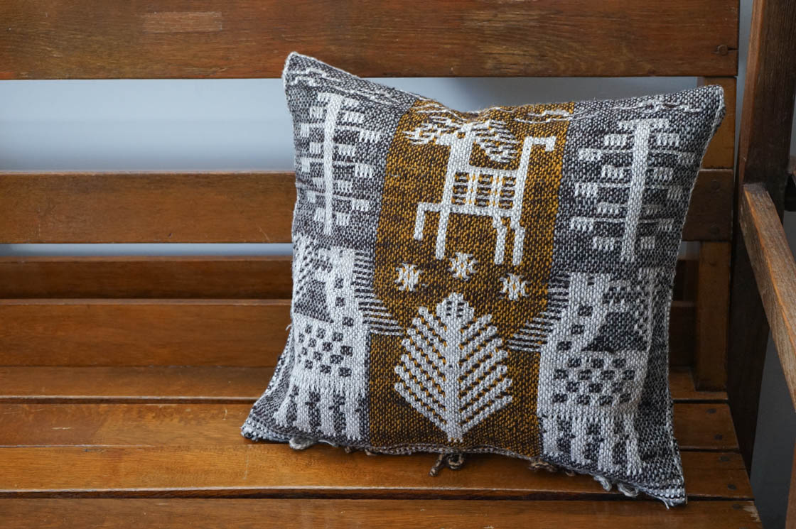 猫の刺繍クッションカバー　　ポーランド　ヤノフ村の織物 猫の刺繍クッションカバー ポーランド ヤノフ村の織物 クッション